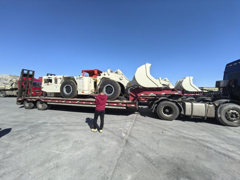 Dos scooptrams subterráneos entregados en Ulán Bator, Mongolia. Dos scooptrams subterráneos entregados en Ulán Bator, Mongolia.
