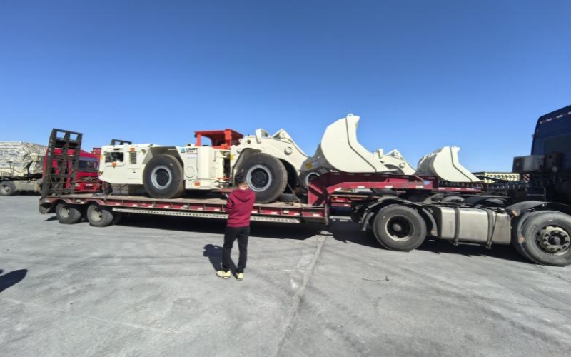 Dos scooptrams subterráneos entregados en Ulán Bator, Mongolia.