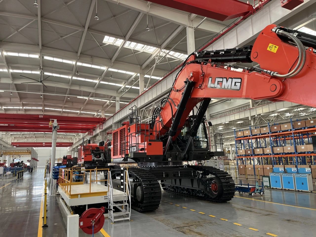 ¡El excavador de minería ME136 ha salido oficialmente de la línea de producción!