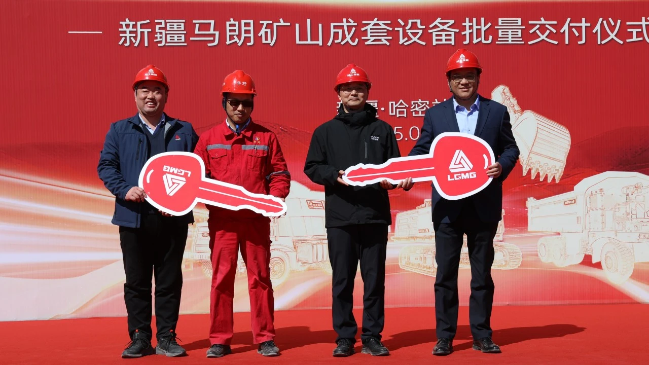 Ceremonia de Entrega de Equipos Lingong Ceremonia de Entrega de Equipos Lingong